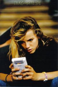 Sanny van Heteren spielt mit dem GameBoy während einer Drehpause
