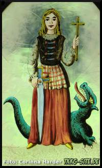 Glasmalerei mit Tatzlwurm und Frau mit Kreuz und Schwert